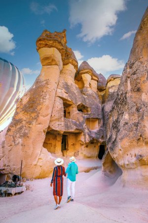 Téléchargez les photos : Turquie Cappadoce, un jeune couple heureux d'hommes et de femmes en vacances en Turquie Cappadoce, Formations rocheuses dans la vallée du Pasabag Monks, Cappadoce, Turquie - en image libre de droit