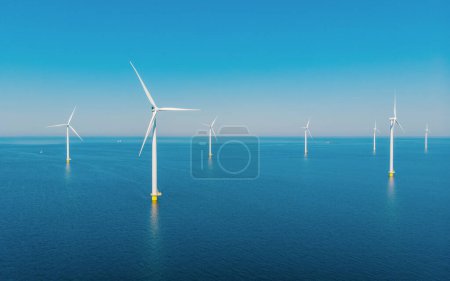 Téléchargez les photos : Windmill Park avec un ciel bleu dans l'océan. Pays-Bas Europe le plus grand parc éolien des Pays-Bas Flevoland - en image libre de droit