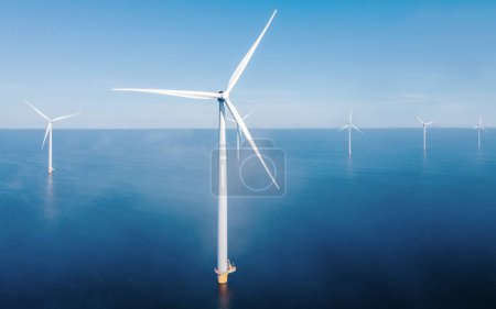 Foto de Aerogeneradores en el océano de los Países Bajos Europa el parque eólico más grande con molinos de viento en los Países Bajos - Imagen libre de derechos