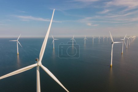 Foto de Parque de molinos de viento con un cielo azul, vista aérea de drones en el parque de turbinas de molinos de viento en el océano. Países Bajos Europa el parque eólico más grande de los Países Bajos - Imagen libre de derechos