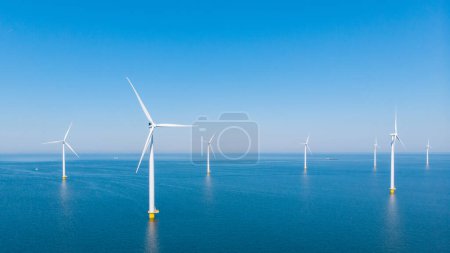 Foto de Parque de molinos de viento con un cielo azul en el océano. Países Bajos Europa el parque eólico más grande de los Países Bajos generando energía verde - Imagen libre de derechos