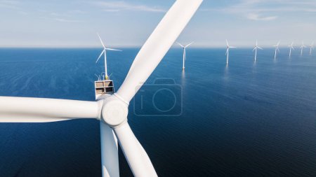 Foto de Primer plano de las turbinas de molinos de viento en el océano - Imagen libre de derechos
