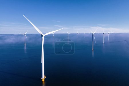 Téléchargez les photos : Parc éolien avec un ciel bleu, parc d'éoliennes dans l'océan. Pays Bas - en image libre de droit