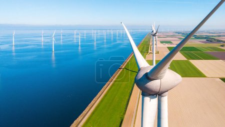 Foto de Parque de molinos de viento con un cielo azul y campo agrícola verde - Imagen libre de derechos
