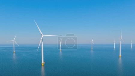 Foto de Parque de molinos de viento con turbinas de molinos de viento y un cielo azul, parque de turbinas de molinos de viento en el océano. Países Bajos Europa el parque eólico más grande de los Países Bajos - Imagen libre de derechos