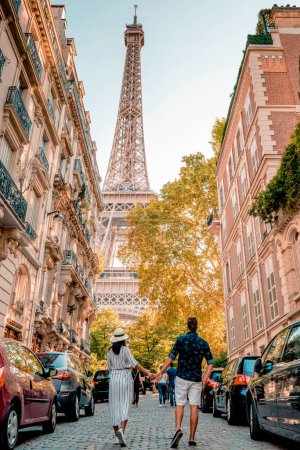 Téléchargez les photos : Couple homme et femme lune de miel Paris Tour Eiffel France, couple homme et femme city trip à Paris en été - en image libre de droit