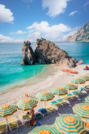 Foto de Playa de Monterosso de vacaciones Cinque Terre Monterosso al Mare playa de guijarros Cinque Terre, Italia Europa - Imagen libre de derechos