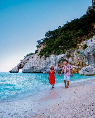 Foto de Cerdeña Costa de Orosei Italia, hombres y mujeres pareja de jóvenes adultos de vacaciones en la isla de Cerdeña, playas de guijarros blancos algunas de las playas más bellas de Europa Italia - Imagen libre de derechos