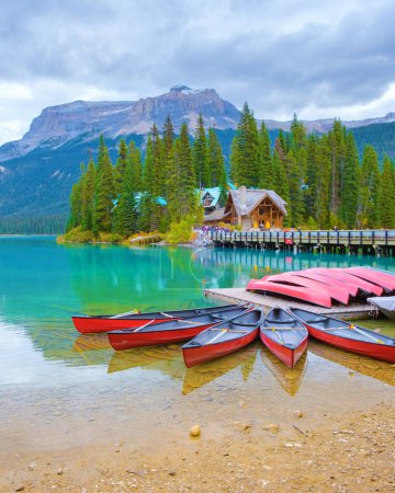Téléchargez les photos : Parc national Emerald Lake Yoho Canada Colombie-Britannique. beau lac dans les Rocheuses canadiennes pendant la saison automnale au Canada - en image libre de droit
