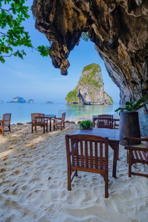 Téléchargez les photos : Le restaurant Grotto sur la plage de Railay Beach Krabi Thaïlande un jour d'été - en image libre de droit