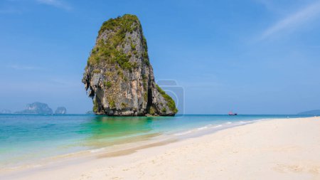 Foto de Railay Beach Krabi Tailandia, la playa tropical de Railay Krabi, Vista panorámica de la idílica playa de Railay en Tailandia con un largo barco tradicional y un cielo nublado - Imagen libre de derechos