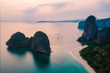 Téléchargez les photos : Coucher de soleil à Railay Beach Krabi Thaïlande, la plage tropicale de Railay Krabi, vue panoramique depuis un drone de Railay Beach idyllique en Thaïlande - en image libre de droit