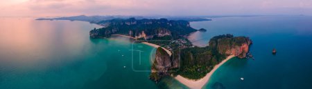 Foto de Puesta de sol en Railay Beach Krabi Tailandia, la playa tropical de Railay Krabi, vista panorámica desde un dron de idílico Railay Beach en Tailandia - Imagen libre de derechos