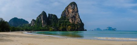 Téléchargez les photos : Railay Beach Krabi Thailand, the tropical beach of Railay Krabi, Panoramic view of idyllic Railay Beach in Thailand on a sunny day - en image libre de droit