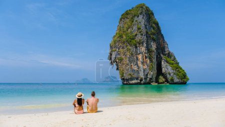 Foto de Un par de hombres y mujeres en la playa de Railay Krabi Tailandia, Vista panorámica de la idílica playa de Railay en Tailandia - Imagen libre de derechos