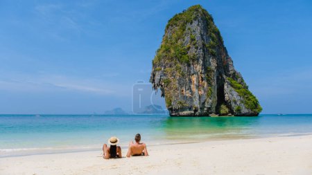 Téléchargez les photos : Un couple d'hommes et de femmes sur la plage de Railay Krabi Thaïlande, vue panoramique de la plage idyllique Railay en Thaïlande - en image libre de droit