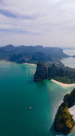 Téléchargez les photos : Droen vue aérienne à Railay Beach Krabi Thaïlande, la plage tropicale de Railay Krabi, vue panoramique depuis un drone de Railay Beach idyllique en Thaïlande le matin avec un ciel nuageux - en image libre de droit