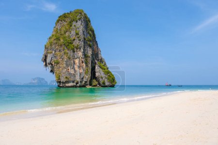 Téléchargez les photos : Phranang Beach Krabi Thaïlande, la plage tropicale de Railay Krabi, vue panoramique de la plage idyllique Railay en Thaïlande - en image libre de droit