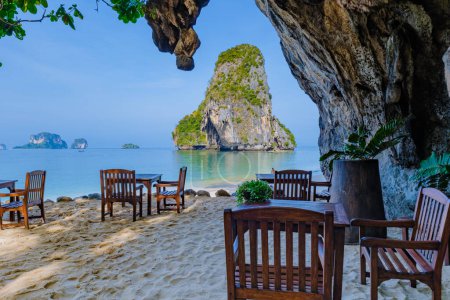 Téléchargez les photos : Le restaurant Grotto sur la plage de Railay Beach Krabi Thaïlande un jour d'été le matin - en image libre de droit