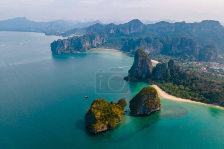 Téléchargez les photos : Vue aérienne des drones sur les falaises calcaires de Railay Beach Krabi Thaïlande. - en image libre de droit