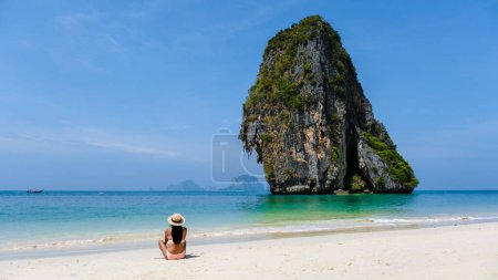 Foto de Mujer asiática en la playa de Railay Krabi Tailandia. Tailandesas relajándose en la playa - Imagen libre de derechos