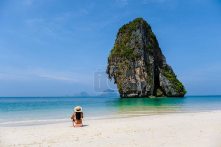Foto de Mujer asiática en la playa de Railay Krabi Tailandia. Tailandesas relajándose en la playa - Imagen libre de derechos