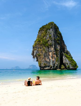 Foto de Un par de hombres y mujeres que se relajan en la playa durante unas vacaciones en Tailandia Railay Beach Krabi. - Imagen libre de derechos