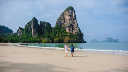 Foto de Un par de hombres y mujeres que se relajan en la playa durante unas vacaciones en Tailandia Railay Beach Krabi. - Imagen libre de derechos