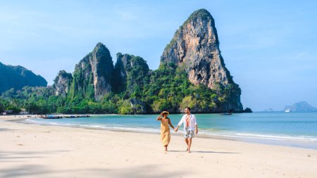 Foto de Hombres y mujeres relajándose en la playa durante unas vacaciones en Tailandia Railay Beach Krabi. - Imagen libre de derechos