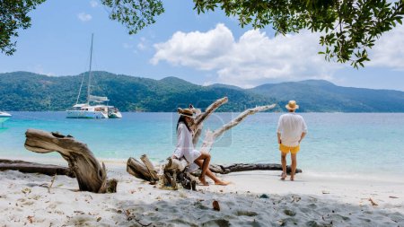 Ko Ra Wi Island Sud de la Thaïlande, plage de sable blanc tropical avec turquoise couleur océan au parc national de Tarutao, Koh Rawi, Tambon Ko Tarutao, couple d'hommes et de femmes en vacances en Thaïlande