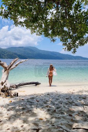 Téléchargez les photos : Ko Ra Wi Island Sud de la Thaïlande, plage de sable blanc tropical avec turquoise au parc national de Tarutao, Koh Rawi, Tambon Ko Tarutao - en image libre de droit