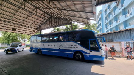 Foto de Pattaya Tailandia abril 2023, autobús azul blanco en la terminal de autobuses de Pattaya recogiendo pasajeros que operan entre Bangkok y Pattaya. - Imagen libre de derechos