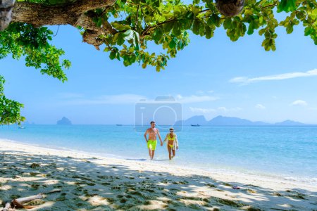 Koh Kradan Island Le sud de la Thaïlande a voté comme la nouvelle plage nr 1 dans le monde. un couple d'hommes et de femmes marchant sur la plage tropicale de Koh Kradan au bord de l'océan