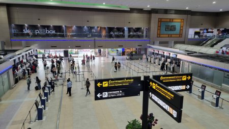 Téléchargez les photos : Don Muang aéroport Bangkok Thaïlande Avril 2023, les gens au comptoir d'enregistrement au terminal de l'aéroport. - en image libre de droit