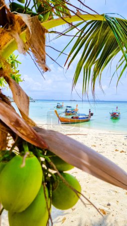 Foto de Barcos de cola larga en la playa de arena blanca con turqouse océano de color de Koh Lipe Satun Tailandia. Playa tropical en el sur de Tailandia - Imagen libre de derechos