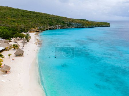 Plage de Cas Abao Playa Cas Abao île caribéenne de Curaçao, Playa Cas Abao à Curaçao Plage tropicale de sable blanc des Caraïbes avec une turque bleue couleur océan. Drone vue aérienne