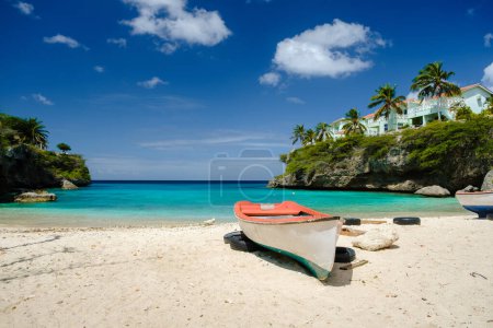 Bateau de pêche en bois à Playa Lagun Beach Curaçao, Lagun Beach Curaçao une petite île dans les Caraïbes. plage tropicale blanche sur l'île caribéenne de Curaçao 