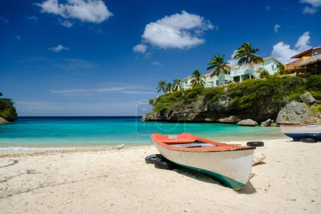 Foto de Barcos de pesca de madera en Playa Lagun Beach Curazao, Lagun Beach Curacao una pequeña isla en el Caribe. - Imagen libre de derechos