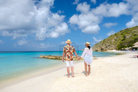 Téléchargez les photos : Playa Porto Marie Beach à Curaçao, une plage tropicale sur l'île caribéenne de Curaçao. Quelques hommes et femmes sur la plage de Curaçao - en image libre de droit