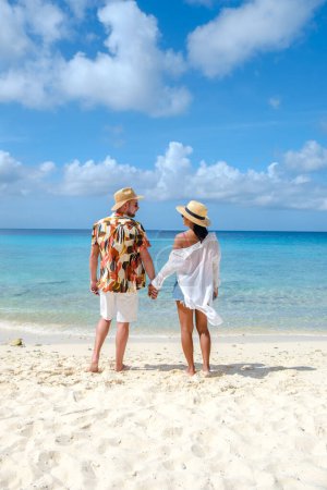 Téléchargez les photos : Playa Porto Marie Beach à Curaçao, un couple d'hommes et de femmes sur une plage tropicale sur l'île caribéenne de Curaçao. - en image libre de droit