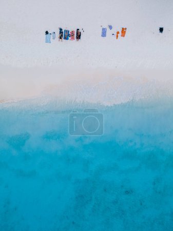 Téléchargez les photos : Klein Curaçao île avec plage tropicale à l'île caribéenne de Curaçao Caraïbes, vue aérienne de drone à une plage avec turqouse couleur océan et les gens bronzer - en image libre de droit