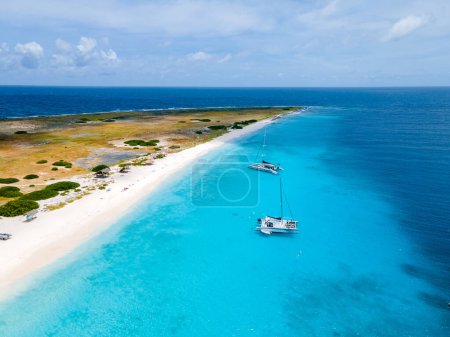 Foto de Klein Curazao Isla con playa tropical en la isla caribeña de Curazao Caribe, vista aérea de drones en una playa con turqouse color océano y gente tomando el sol - Imagen libre de derechos
