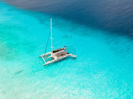 Foto de Velero en catamarán en la isla Klein Curazao con playa tropical en la isla caribeña de Curazao Caribe - Imagen libre de derechos