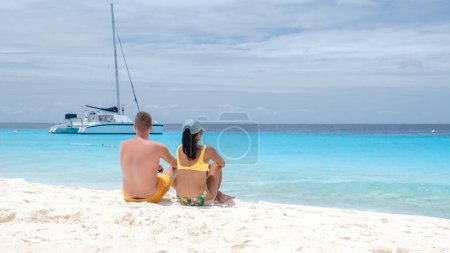Téléchargez les photos : Klein Curaçao île avec plage tropicale à l'île caribéenne de Curaçao Caraïbes, un couple d'hommes et de femmes sur une excursion en bateau à petite île de Curaçao - en image libre de droit