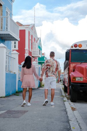 Téléchargez les photos : Pietermaai Street Curaçao, bâtiments colorés autour Willemstad Punda et Otrobanda district, maisons multicolores Curaçao île des Caraïbes, couple hommes et femmes en vacances Curaçao - en image libre de droit
