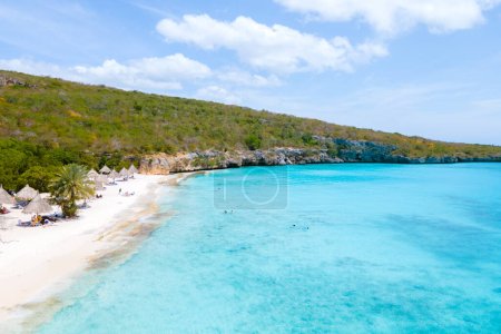 Téléchargez les photos : Plage de Cas Abao Playa Cas Abao île caribéenne de Curaçao, Playa Cas Abao à Curaçao Plage tropicale de sable blanc des Caraïbes avec une turque bleue couleur océan. Drone vue aérienne à la plage - en image libre de droit