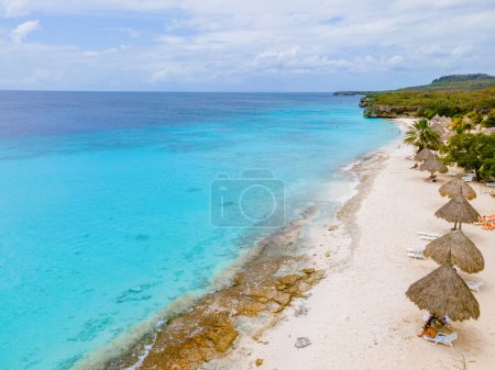 Téléchargez les photos : Plage de Cas Abao Playa Cas Abao île caribéenne de Curaçao, Playa Cas Abao à Curaçao Plage tropicale de sable blanc des Caraïbes avec une turque bleue couleur océan. Drone vue aérienne à la plage - en image libre de droit
