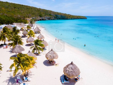 Téléchargez les photos : Plage de Cas Abao Playa Cas Abao Curaçao île caribéenne de Curaçao, Playa Cas Abao avec chaises longues et parasols à Curaçao - en image libre de droit