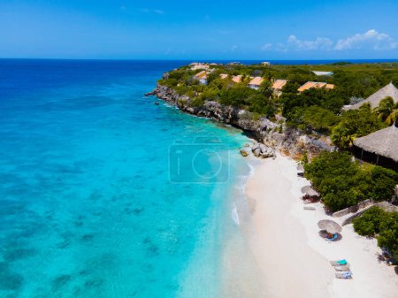 Playa Kalki Beach île caribéenne de Curaçao, Playa Kalki à Curaçao, plage de sable blanc avec une turque bleue couleur océan. Drone vue aérienne