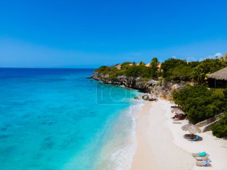 Playa Kalki Strand Karibik Insel Curacao, Playa Kalki in Curacao, weißer Strand mit einem türkisfarbenen Meer. Drohne Luftaufnahme über einem Strand mit Liegestühlen und Sonnenschirmen